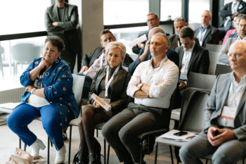 Menschen sitzen im Publikum